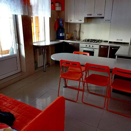 Apart Club Kosmo Apartamento Chernivtsi Exterior foto