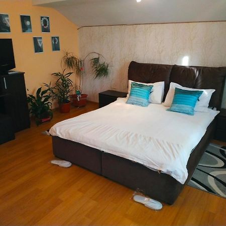 Apart Club Kosmo Apartamento Chernivtsi Exterior foto