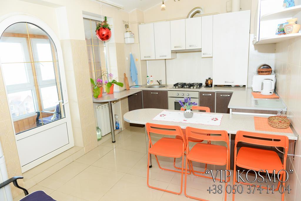 Apart Club Kosmo Apartamento Chernivtsi Habitación foto