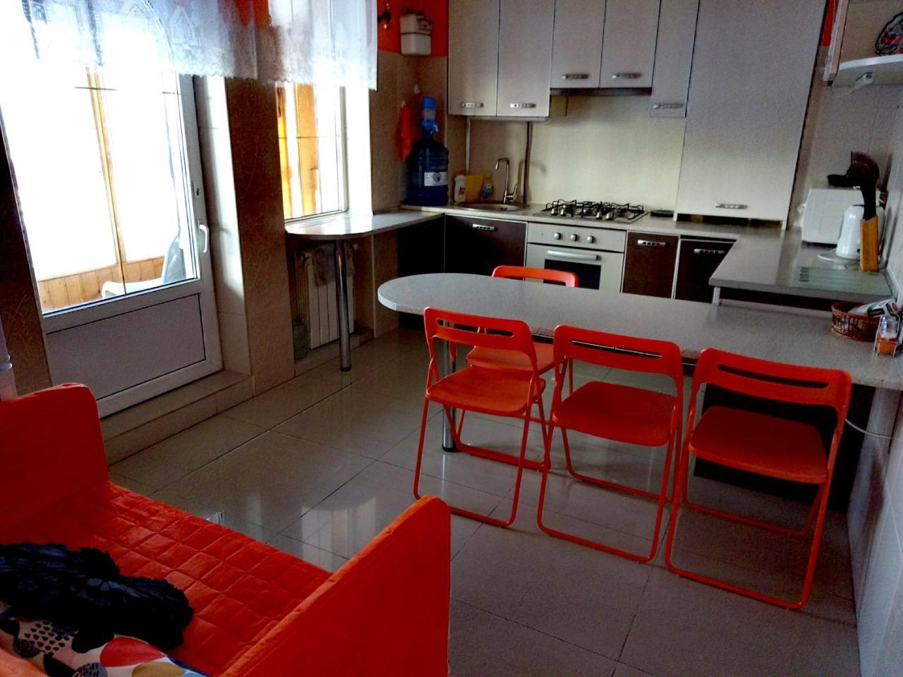 Apart Club Kosmo Apartamento Chernivtsi Exterior foto