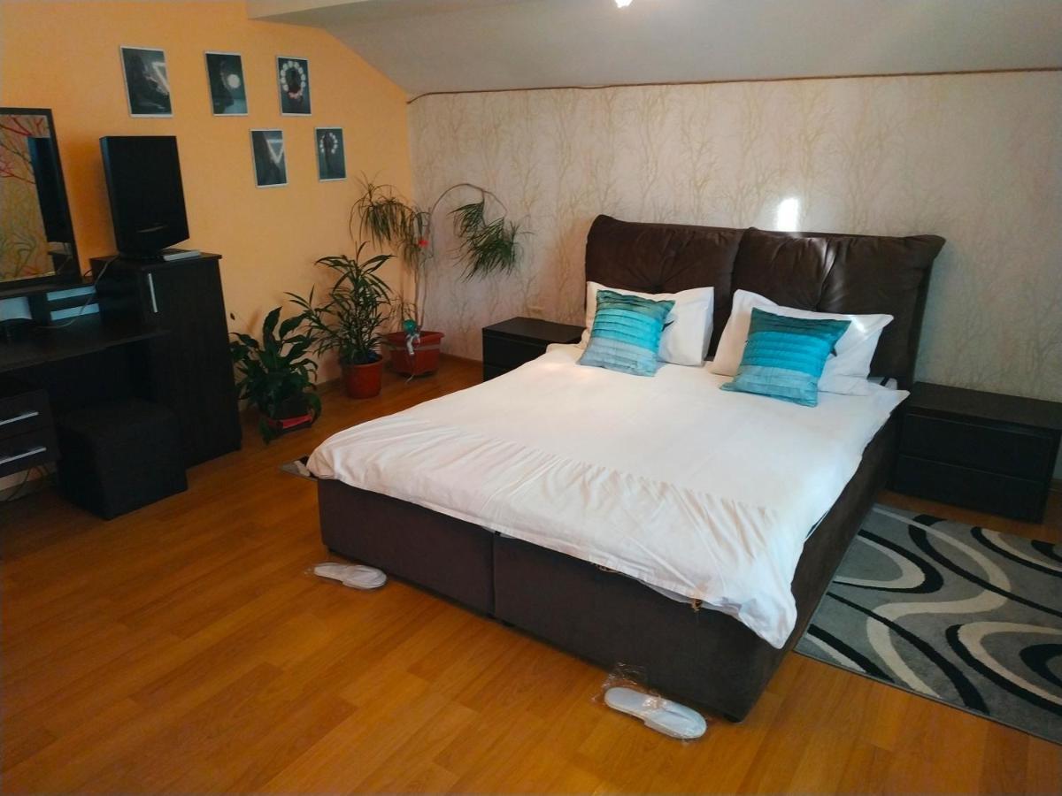 Apart Club Kosmo Apartamento Chernivtsi Exterior foto